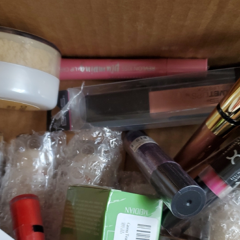 Assorted Makeup Collection - Picture 4 of 7